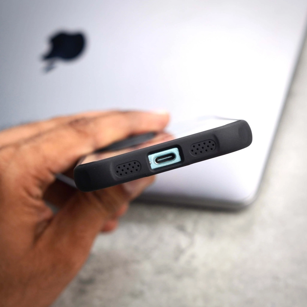 Stylish & Functional iPhone 16 Case – Transparent Elegance, Solid Protection